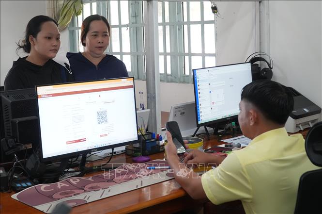 Chiếc điện thoại không còn chỉ là phương tiện liên lạc mà trở thành “cửa ngõ” để người dân tiếp cận dịch vụ công, y tế, giao dịch và nhiều tiện ích khác trong đời sống. (Ảnh: Hữu Duyên/TTXVN)